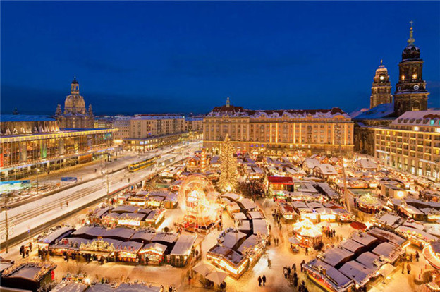 11-Christmas-Striezelmarkt-in-Dresden-Dresden