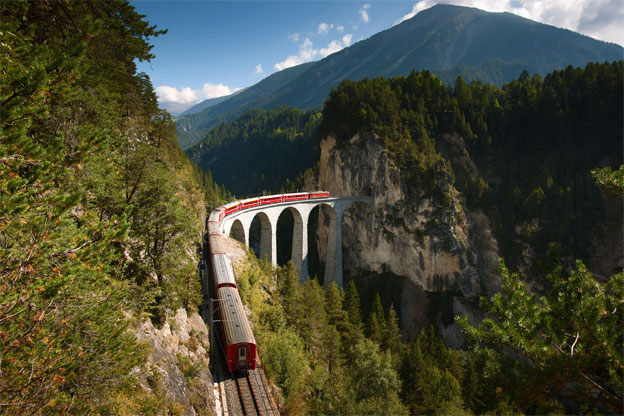 Train-on-Landwasser-viaduct-624